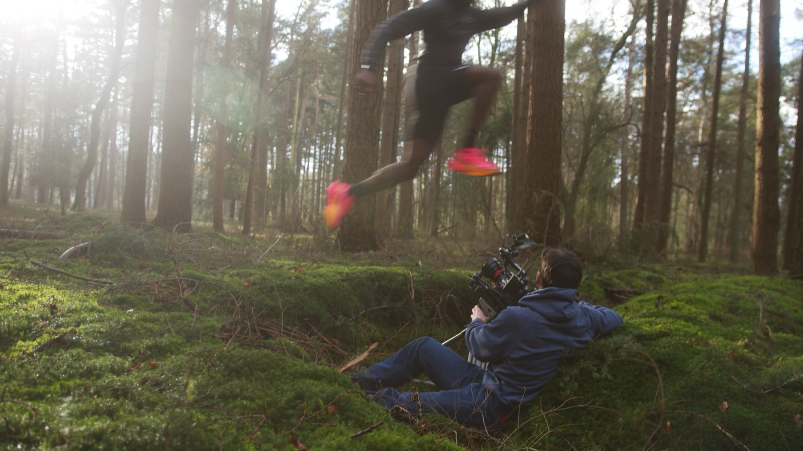 Youp Stam filmt liggend in het bos een hardloper die over hem heen springt